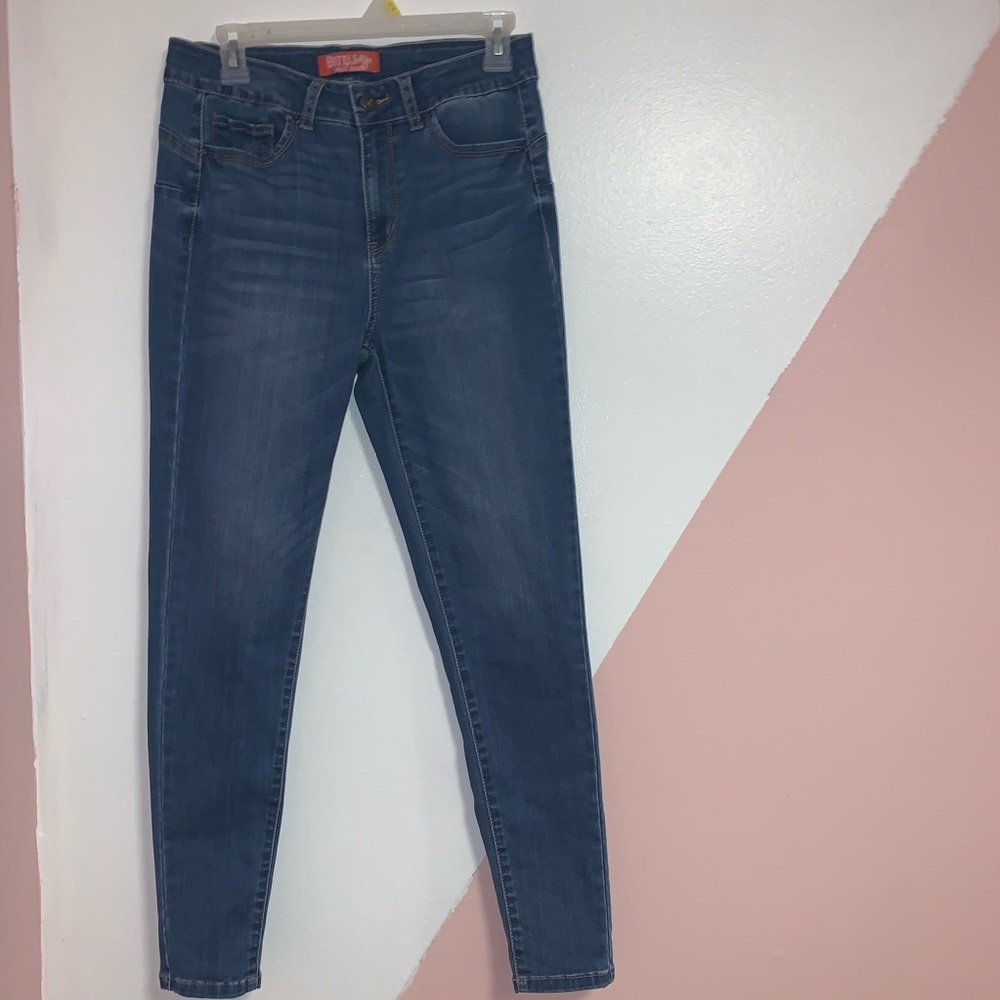 midrise dark jeans🤍